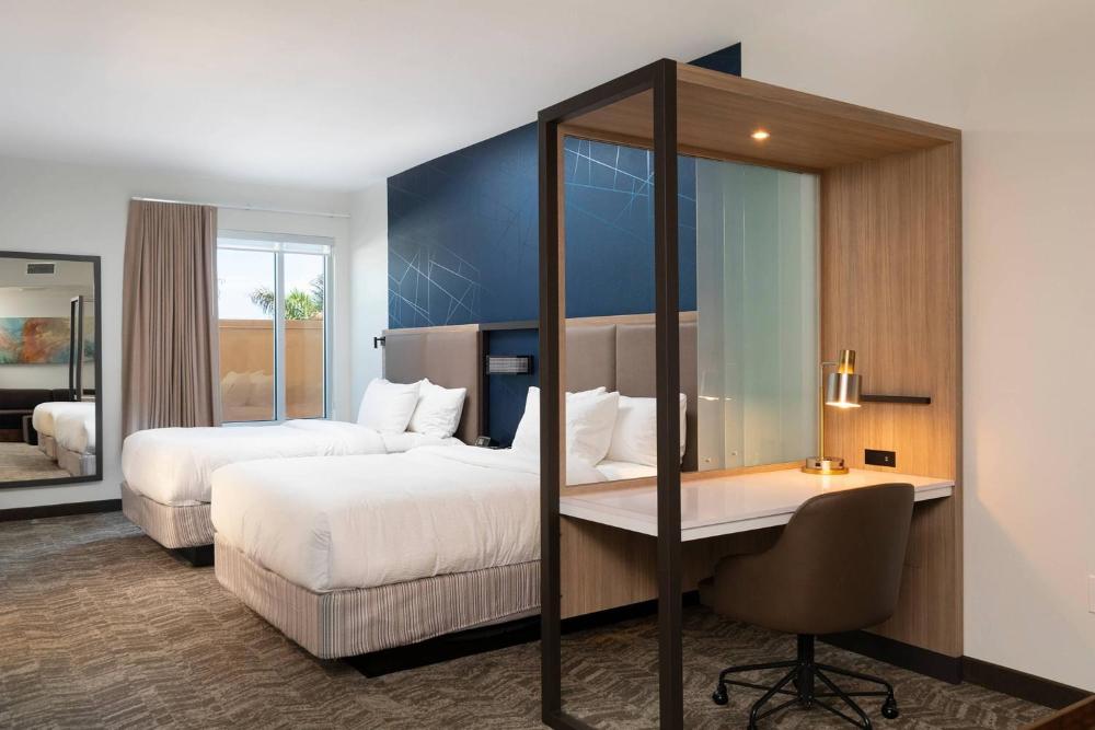 Suite with Two Queen Beds, Trundle Bed and Adapted Tub - Mobility Accessible interior